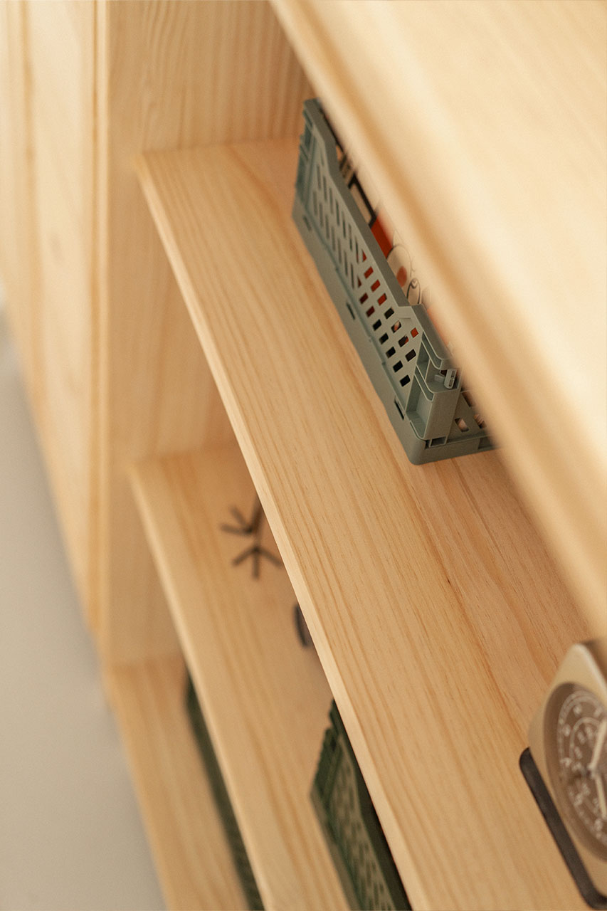 Imagen de ambiente 3 para:Armario bajo de madera de pino